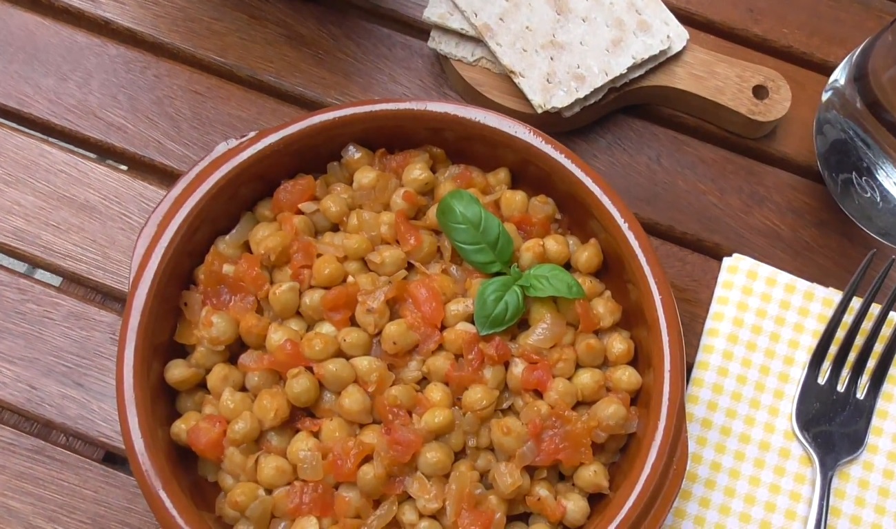 Garbanzos fritos los ingredientes para un plato exprés de escándalo