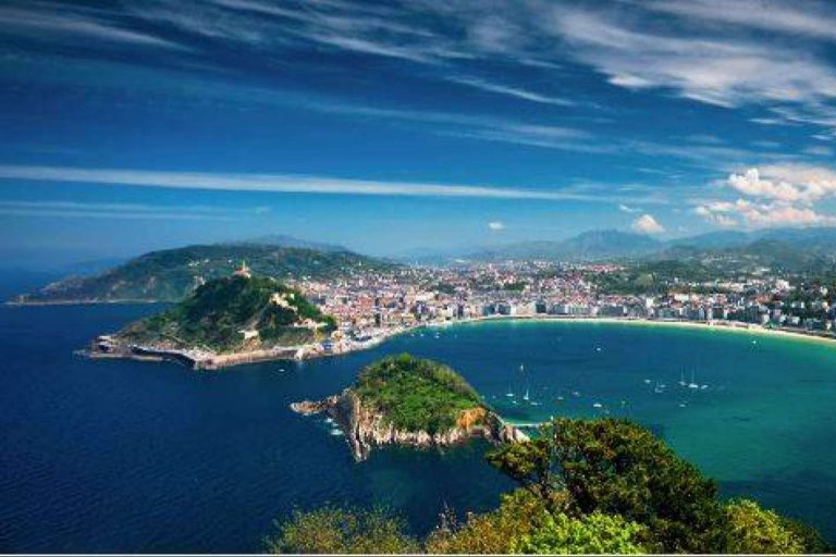 Un paseo en catamarán para conocer San Sebastián desde otro punto de vista