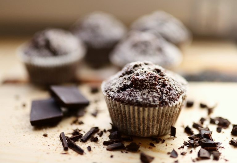 Magdalenas de chocolate: cómo darles el punto justo en el horno