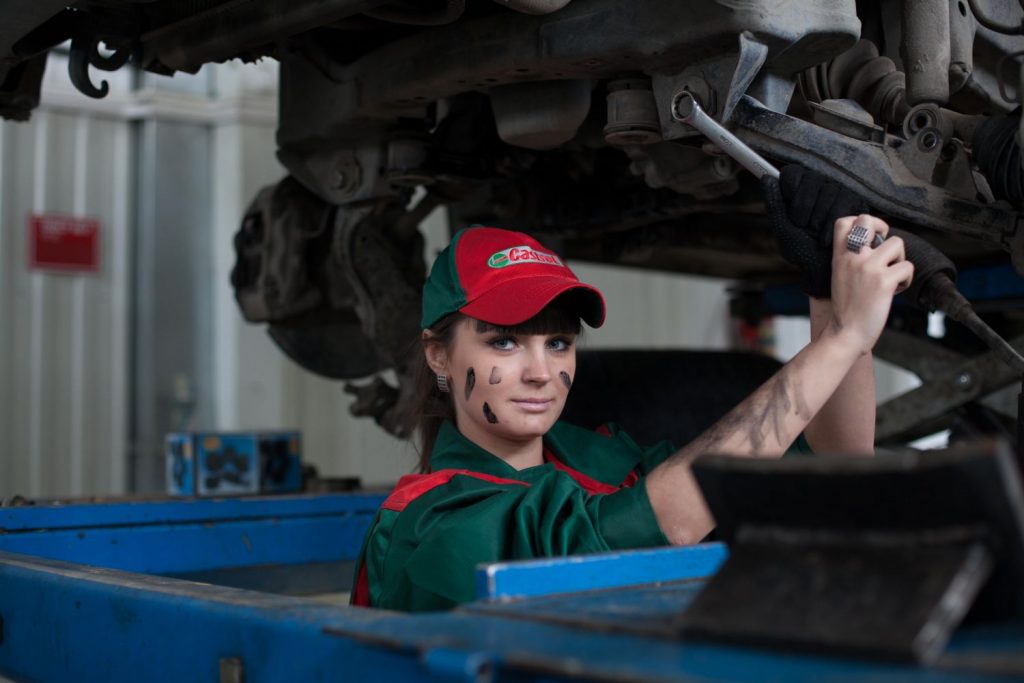 Cómo Saber Si Tu Coche Tiene Aceite (Y Cómo Cambiarlo)