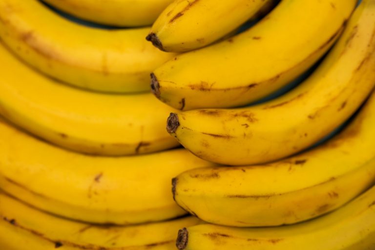 El motivo por el que deberías comerte las hebras del plátano