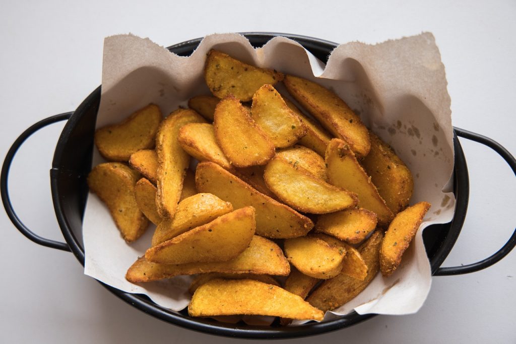 Aceite virgen extra o aceite de girasol: ¿cuál es mejor para freír patatas?
