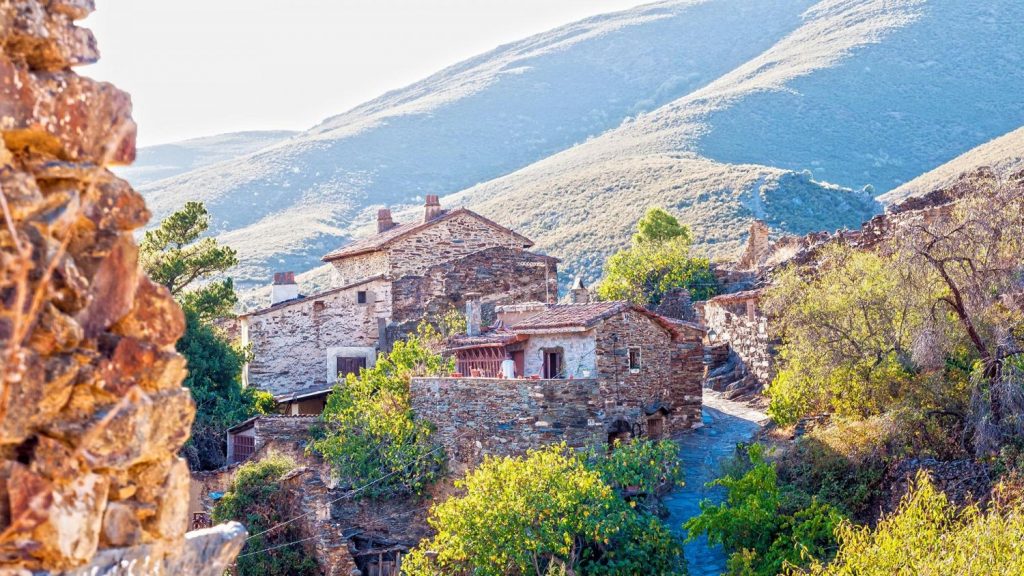 El Pueblo De La Sierra De Madrid Que Tiene Un Paisaje De Película 