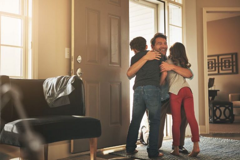 Disfrutar de la vida, ser más felices y pasar más tiempo con la familia, los principales propósitos de los españoles para el 2022