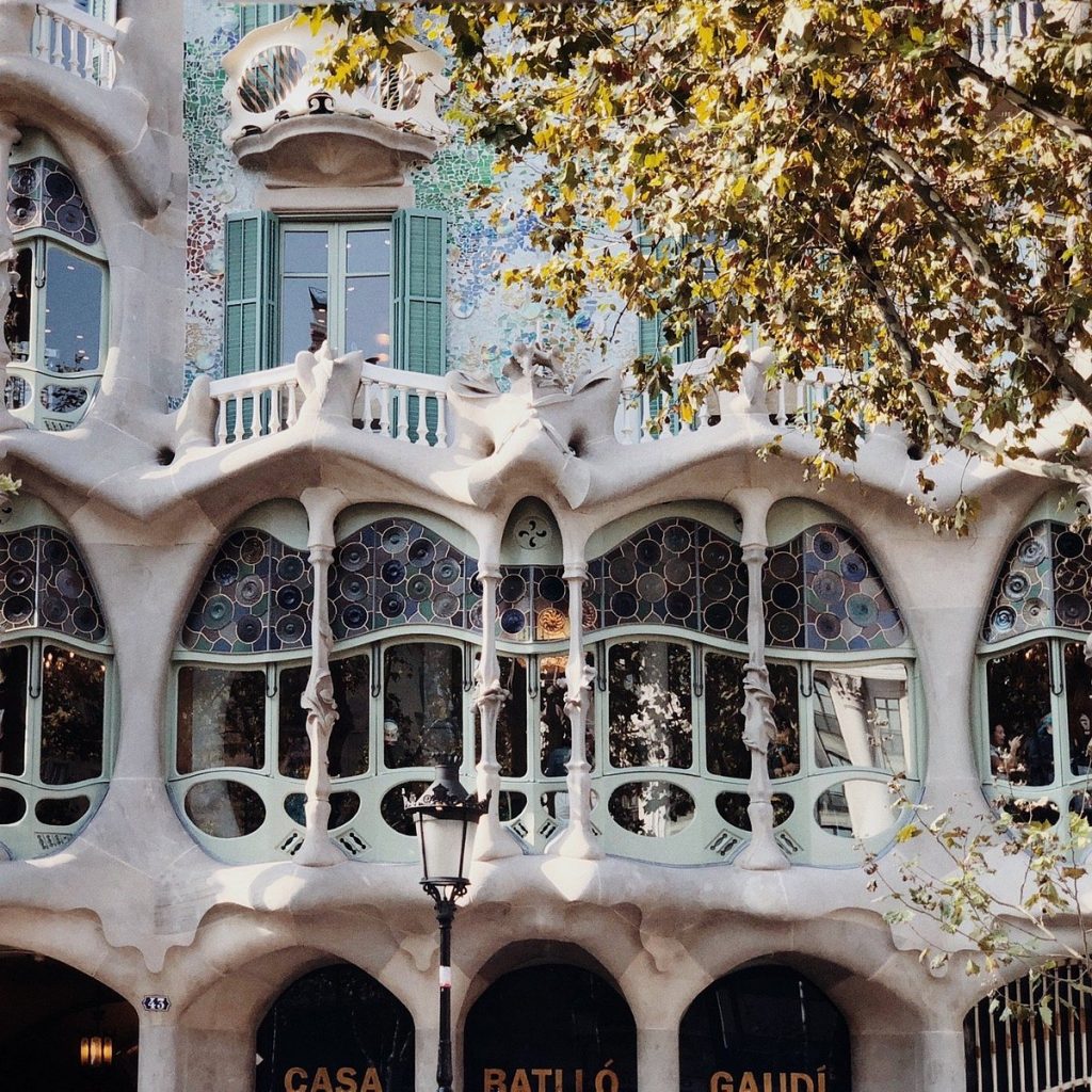 10 secretos de la Casa Batlló de los que no tenías ni idea 57 La Casa Batlló forma parte de la Manzana de la Discordia