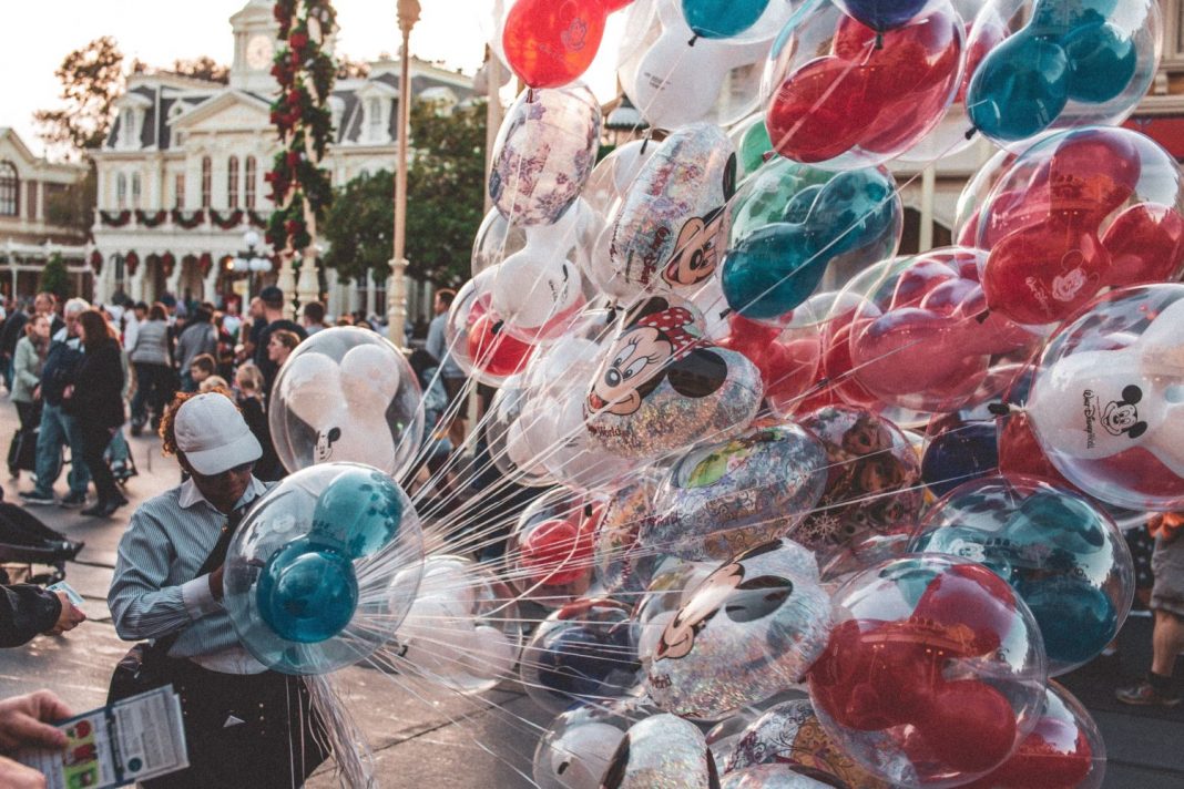 ¿Quieres trabajar en Disneyland Paris? Esto es lo que debes cumplir