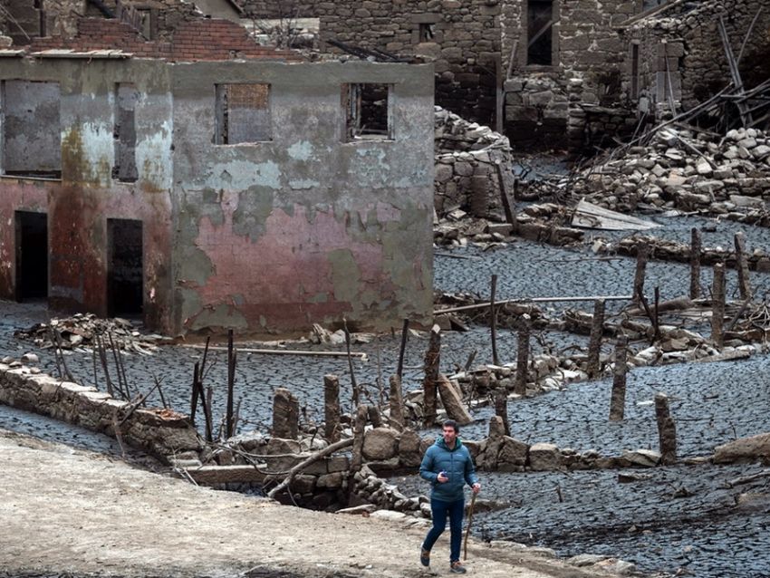 Luego De 20 Años, Aparecieron Ruinas Grises