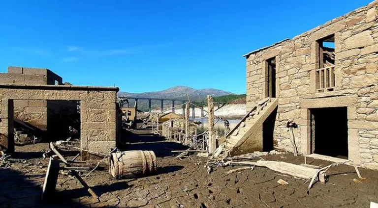 Decración De Un Habitante Que Tenía Su Hogar En El Pueblo De Aceredo