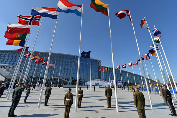 La OTAN denuncia el ataque ruso contra la central nuclear pero insiste en que no es parte del conflicto
