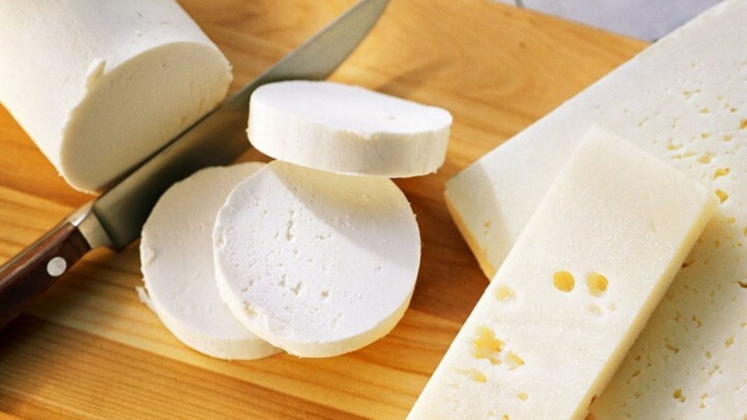 La señal en el queso que te dirá que debes tirarlo