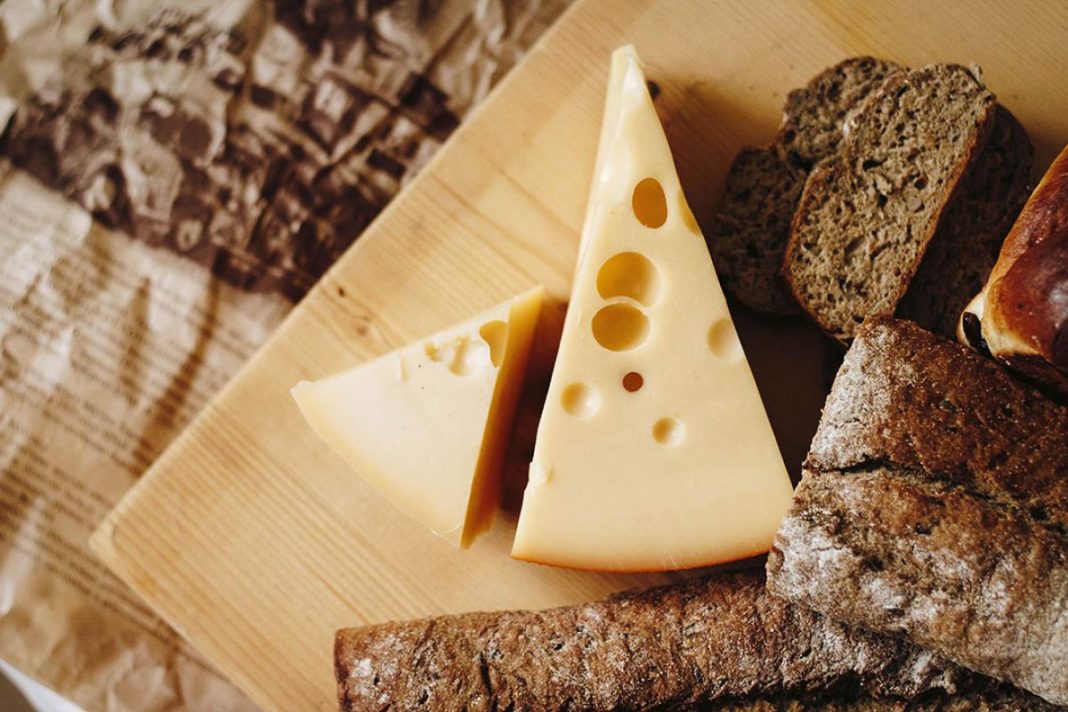 La señal en el queso que te dirá que debes tirarlo