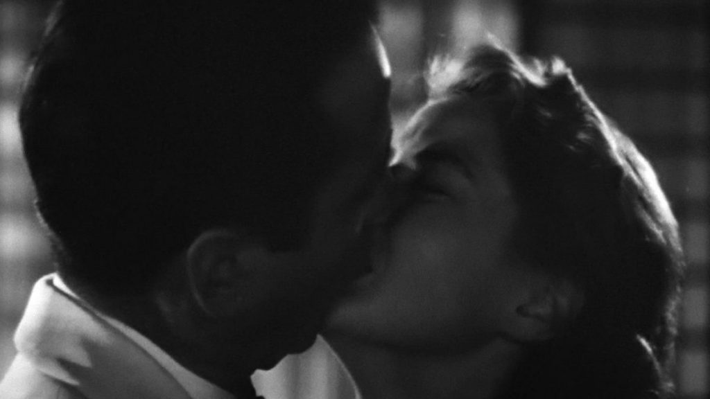 Casablanca: unos de los besos del cine en blanco y negro