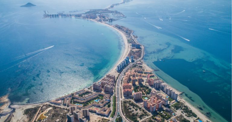 El Ejecutivo murciano critica la «inacción absoluta» del Gobierno de España en la recuperación del Mar Menor
