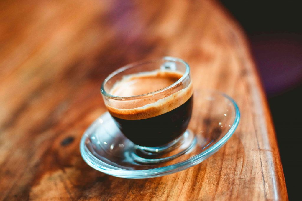Las bebidas que pueden causarte hipertensióná la cafeína que tendrá