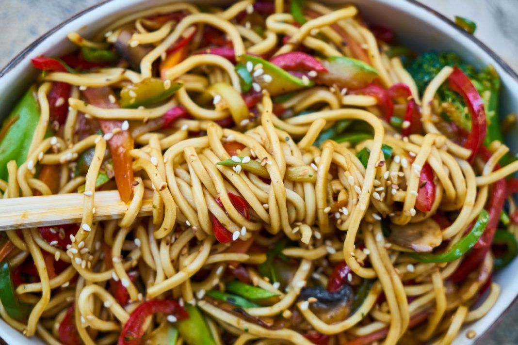 Tallarines chinos con verduras la receta que te salva cuando no tienes nada preparado