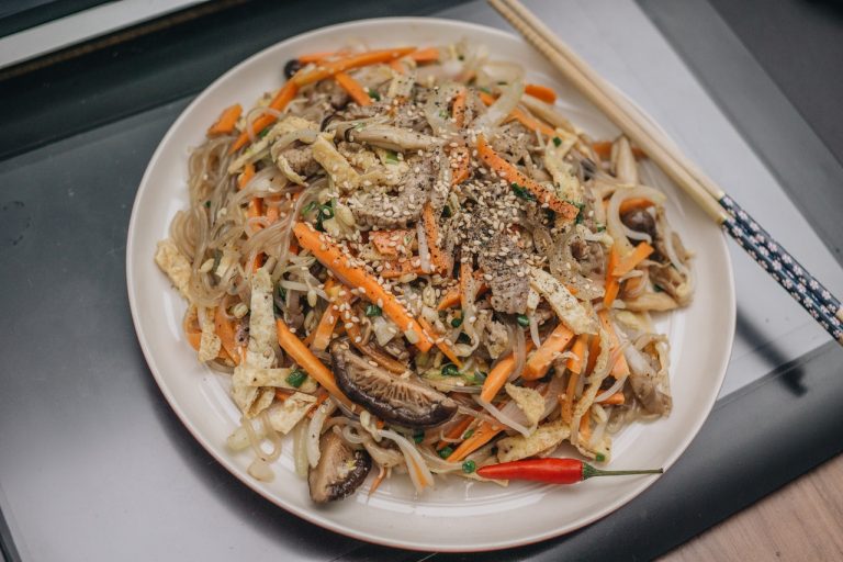 Tallarines chinos con verduras, la receta que te salva cuando no tienes nada preparado