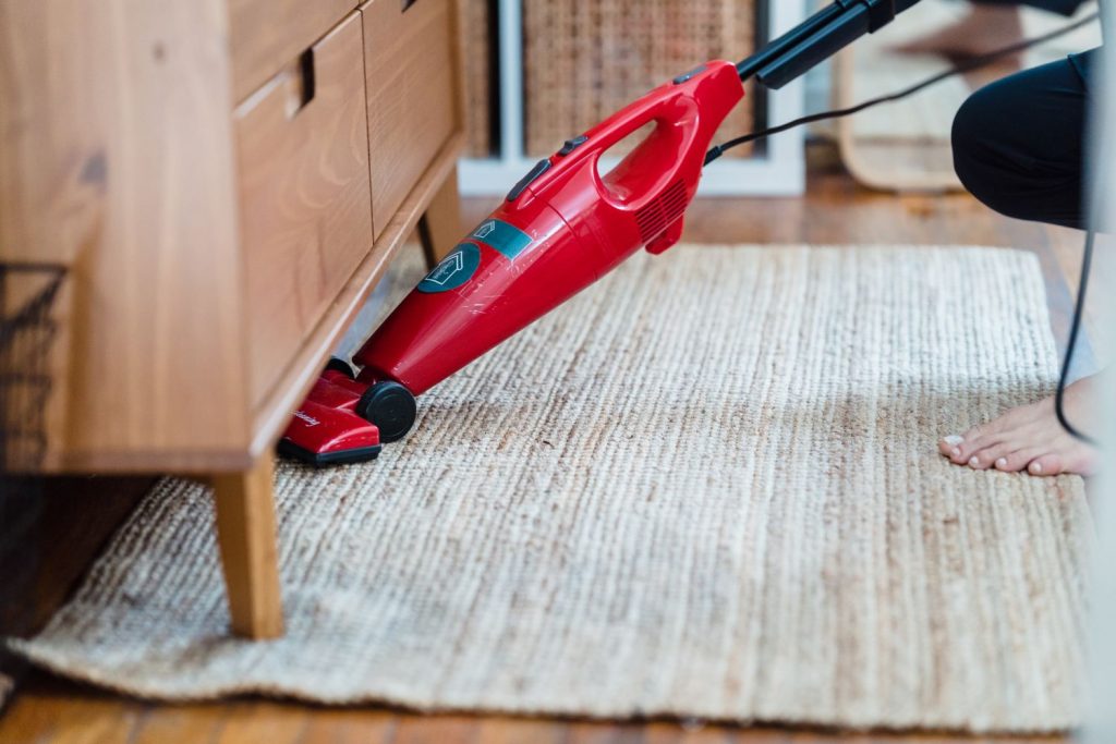 El truco de TikTok para limpiar a fondo una alfombra o moqueta en segundos