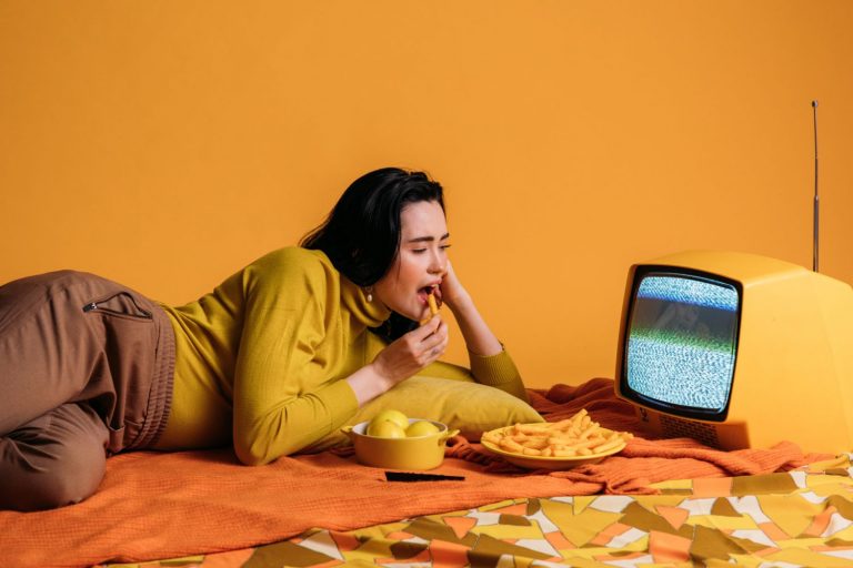 Por qué no debes dormirte con la televisión encendida