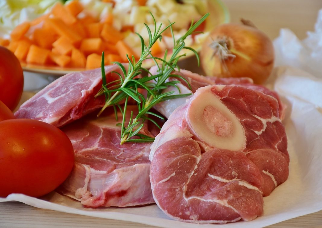 Carne con tomate a la andaluza: el plato que está más rico en bocadillo