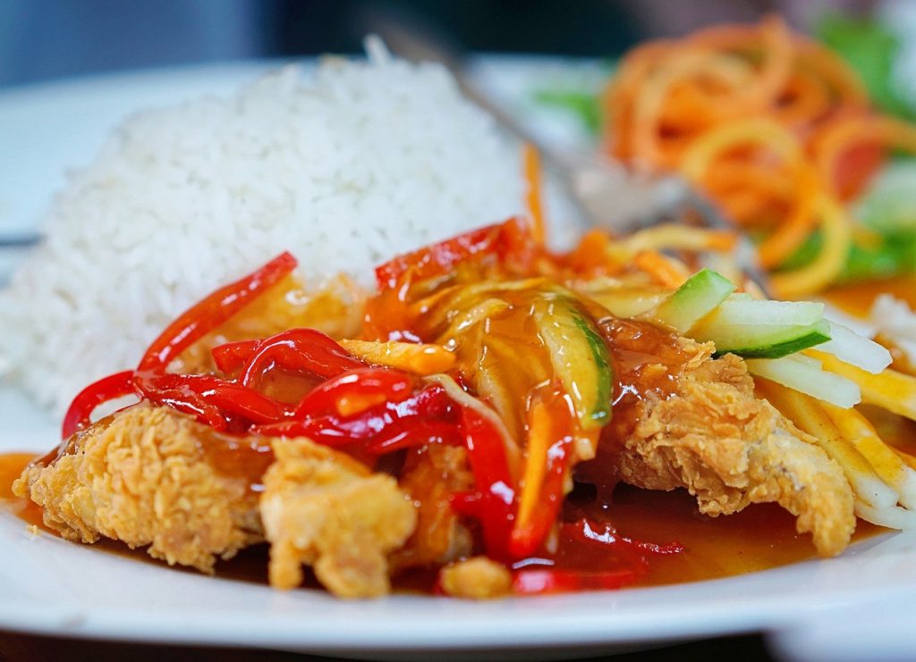 La receta de pollo al chilindrón que le da mil vueltas al clásico asado