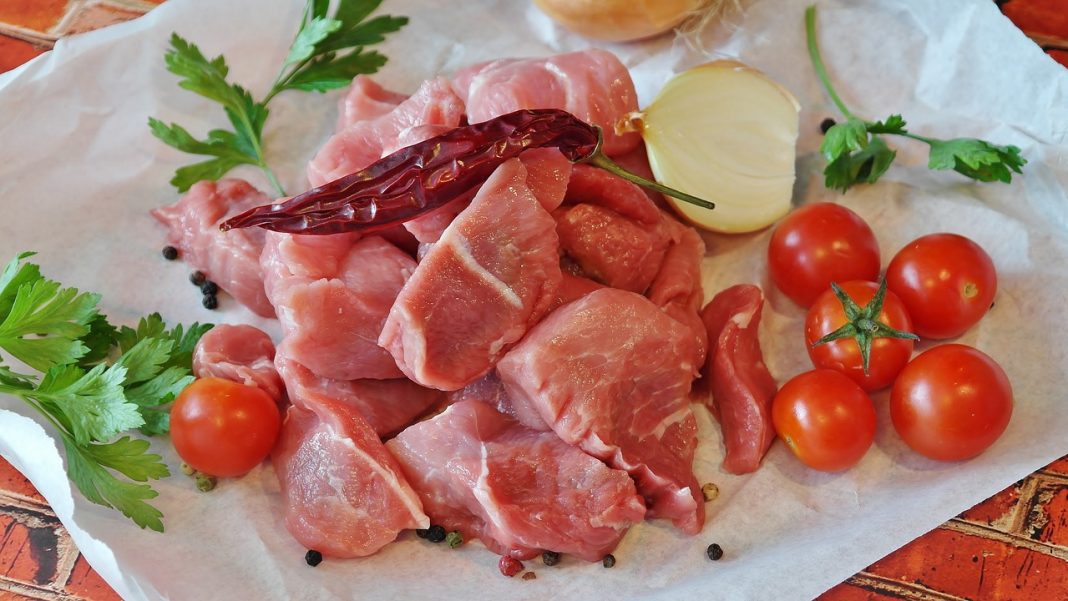 Carne con tomate a la andaluza: el plato que está más rico en bocadillo