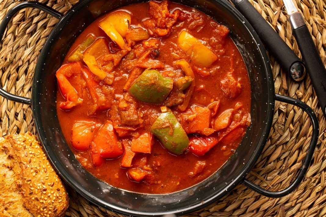 Carne con tomate a la andaluza: el plato que está más rico en bocadillo