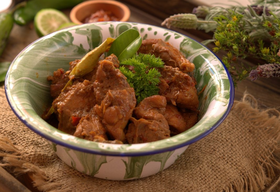 Carne con tomate a la andaluza: el plato que está más rico en bocadillo