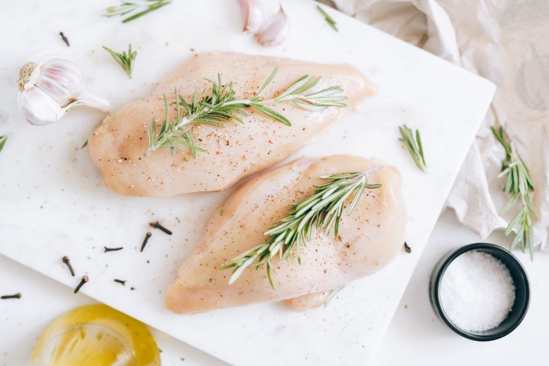 El secreto para hacer unos filetes de pollo rellenos bien jugosos