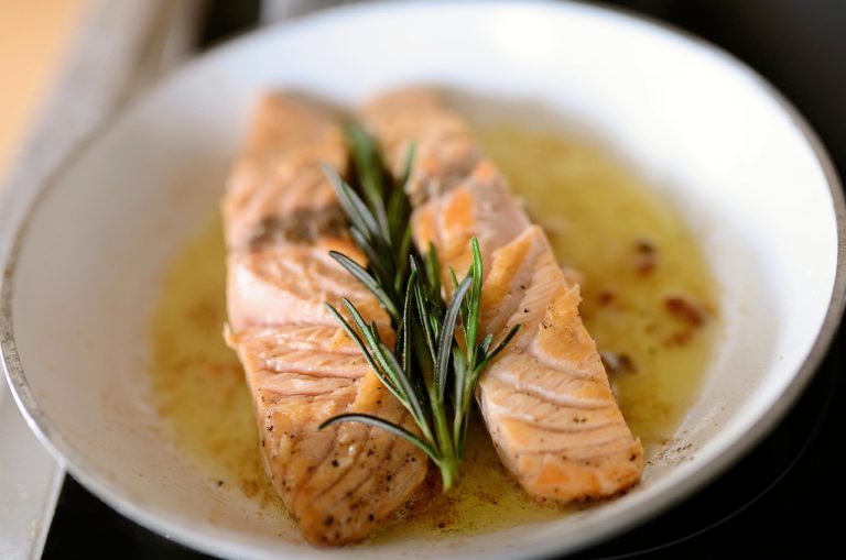 Cómo hacer un salmón marinado al horno con mucho sabor