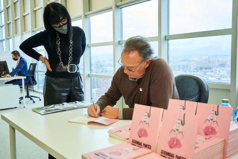 Bertín Osborne firma libros de Repara tu Deuda Abogados sobre la Ley de Segunda Oportunidad