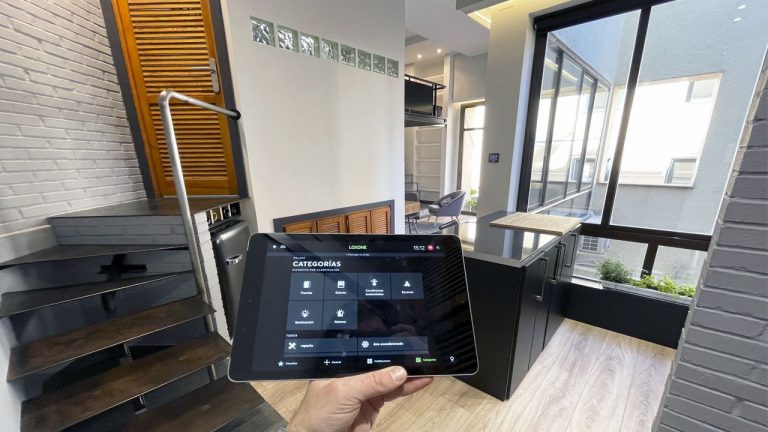 ¿Un Loft que se controla con la voz o con un reloj inteligente?