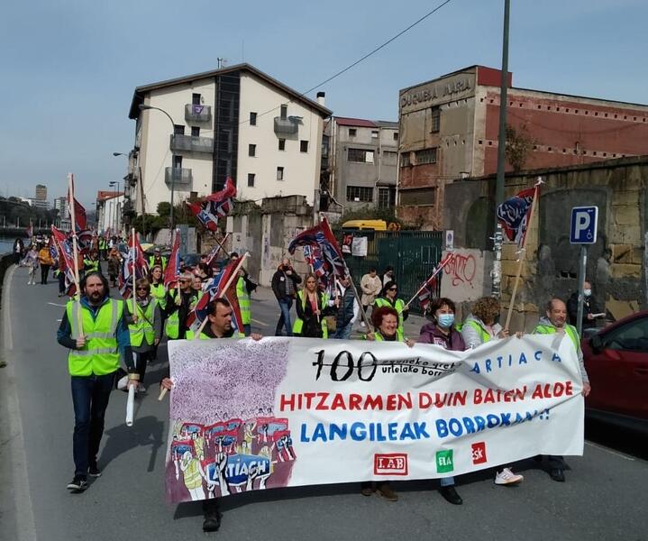 Huelguistas de Galletas Artiach se movilizan cuando cumplen cien días de huelga