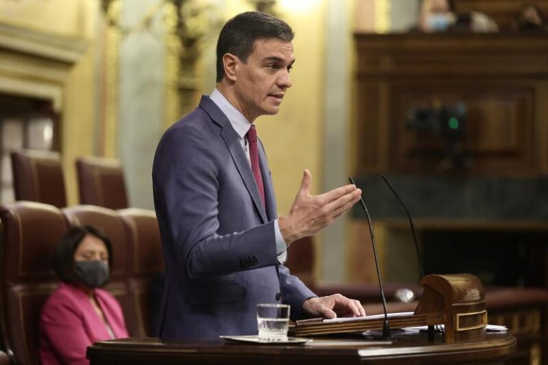 Sánchez avanza la prórroga hasta julio de las rebajas fiscales a la luz, bono social y ayudas a industria