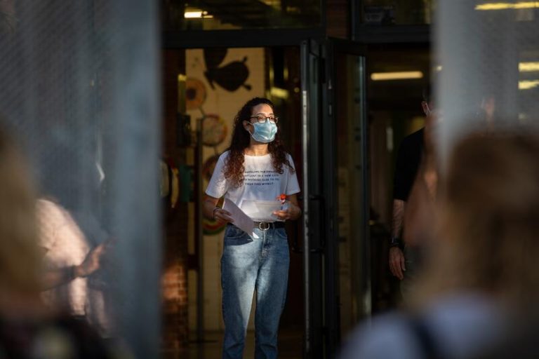 Cataluña planteará en el Consejo Interterritorial la retirada de mascarillas en aulas