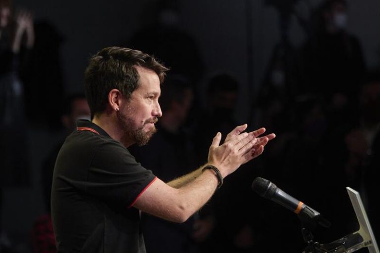 Iglesias atribuye a la «presión mediática» la decisión de Sánchez de entregar armas a Ucrania