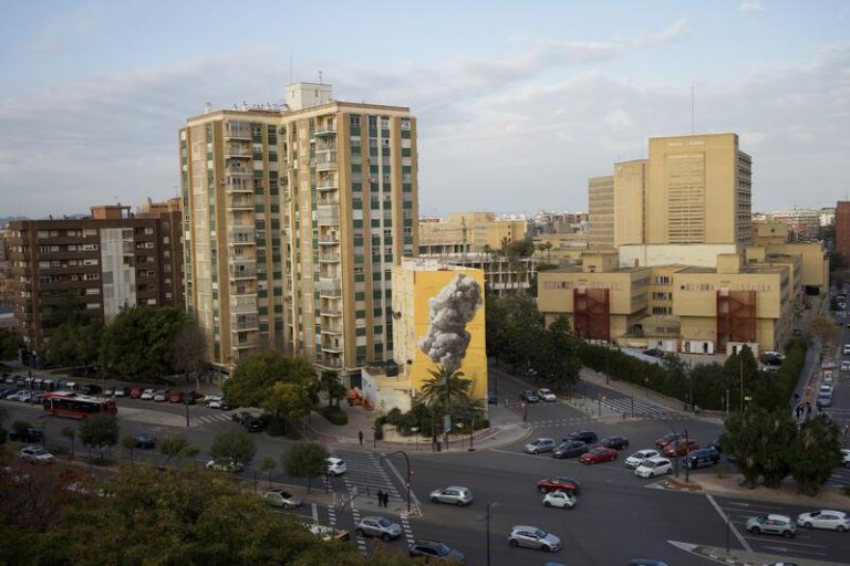Un nuevo mural del artista Escif en Valencia denuncia el negocio de la guerra