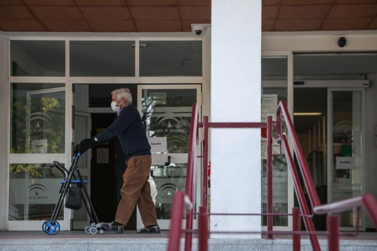 Andalucía registra 1.034 usuarios y 394 trabajadores de residencias de mayores con positivos Covid