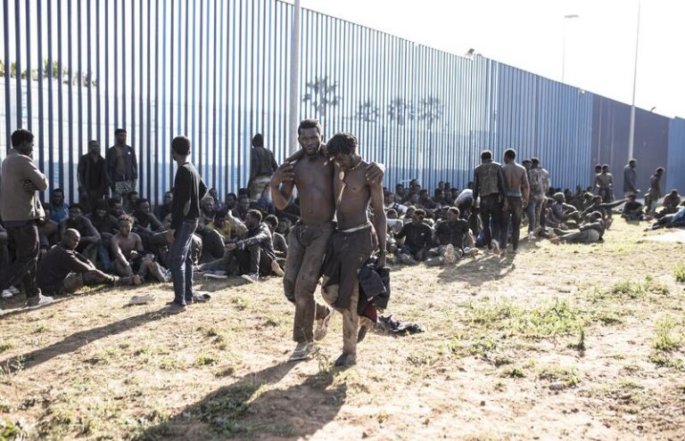 Guardias civiles sobre el salto de migrantes en Melilla: «La frontera está desprotegida e Interior mira para otro lado»