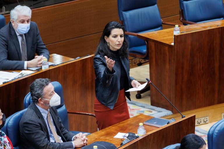 Vox bloquea una iniciativa en la Asamblea sobre Ucrania porque creen que UP quiere de paso «legalizar a amigos manteros»