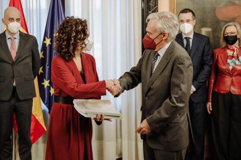 El Comité de Expertos propone un tipo único del IVA y deducciones en el IRPF por hijos y salarios bajos