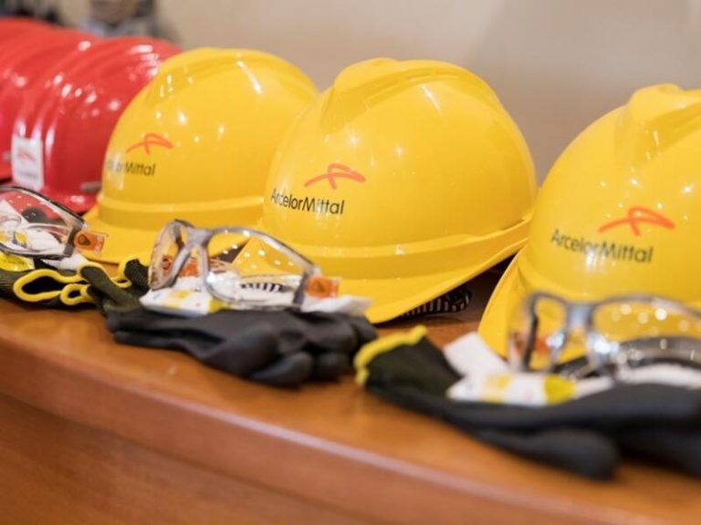 ArcelorMittal paraliza su producción de acero en Ucrania