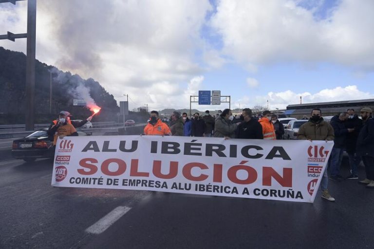 El comité de empresa de Alu Ibérica tacha de «chantaje» la propuesta de Alcoa, aunque la estudiará