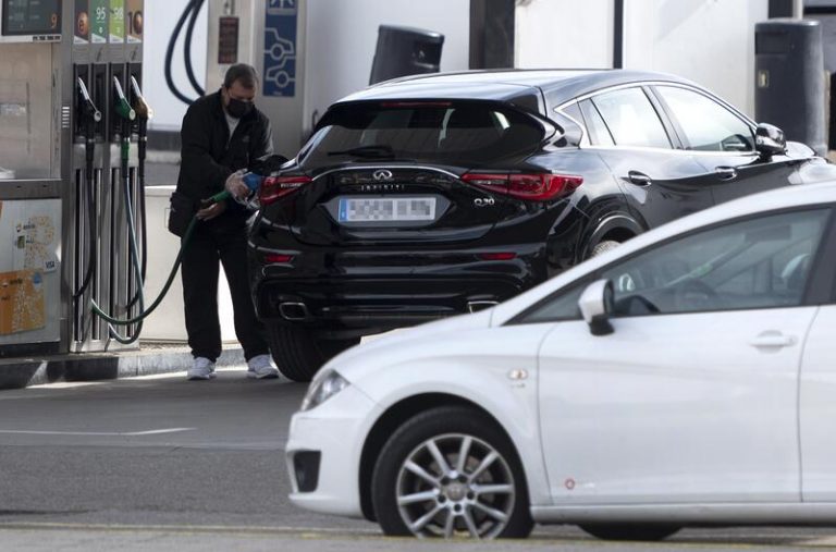 La patronal de gasolineras pide bajar el IVA de carburantes frente al «impuestazo» sugerido por los expertos