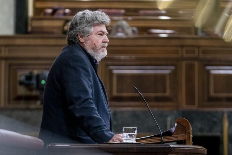 López de Uralde (UP) alerta del «desastre absoluto» que supondría convertir las centrales nucleares en objetivo militar