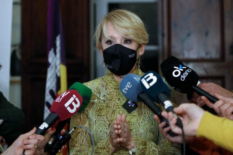 Esperanza Aguirre ve «maravillosa» la opinión de Ayuso sobre el nombre de Almudena Grandes a estación de Atocha