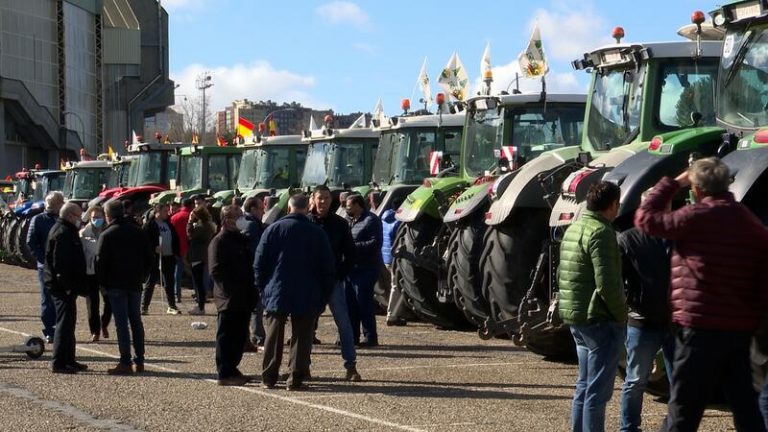 Cerca de 200 tractores recorren Valladolid en protesta por la situación del campo y reclaman ayudas