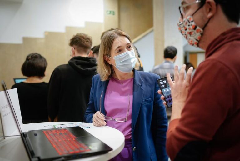 Comunidad de Madrid critica que se «haga política» con Almudena Grandes
