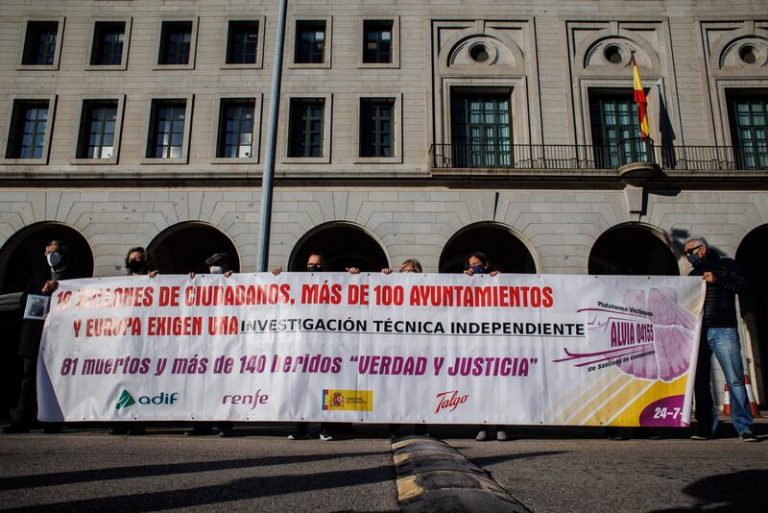 Las víctimas del Alvia cargan contra el «despropósito» en el retraso del juicio