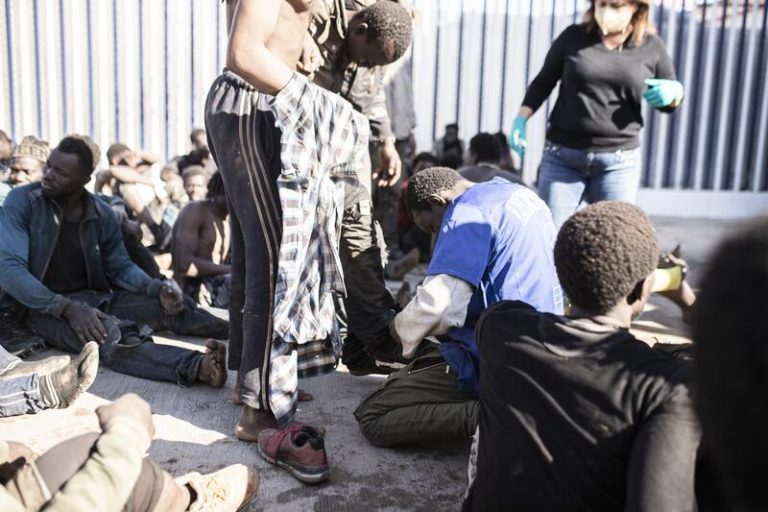 Marlaska califica de «perfecta» la cooperación con Marruecos después de que 850 migrantes asaltaran la valla de Melilla