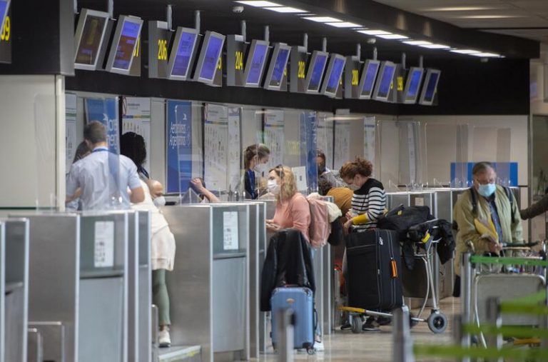 Cs propone primar el nombre de la localidad en la denominación de aeropuertos y estaciones y no el de las personalidades